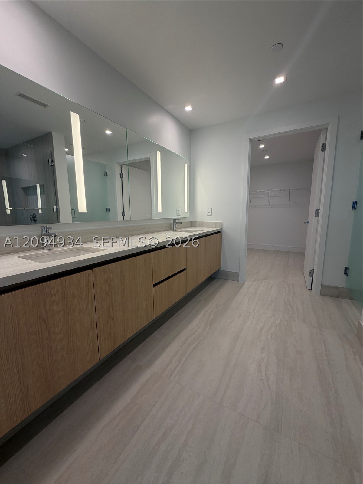 2411 Laguna Cir #2408, Miami FL 33181