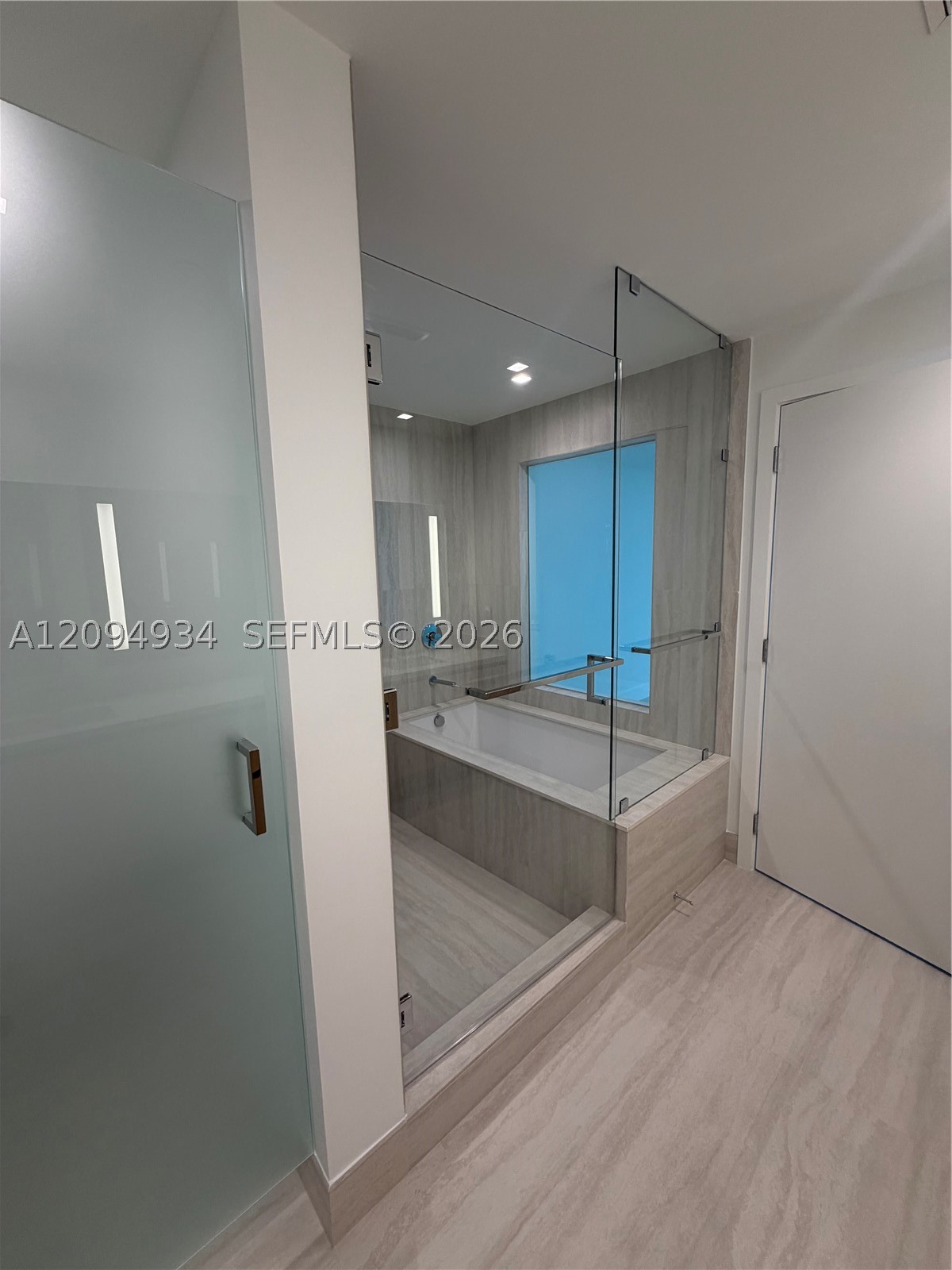 2411 Laguna Cir #2408, Miami FL 33181