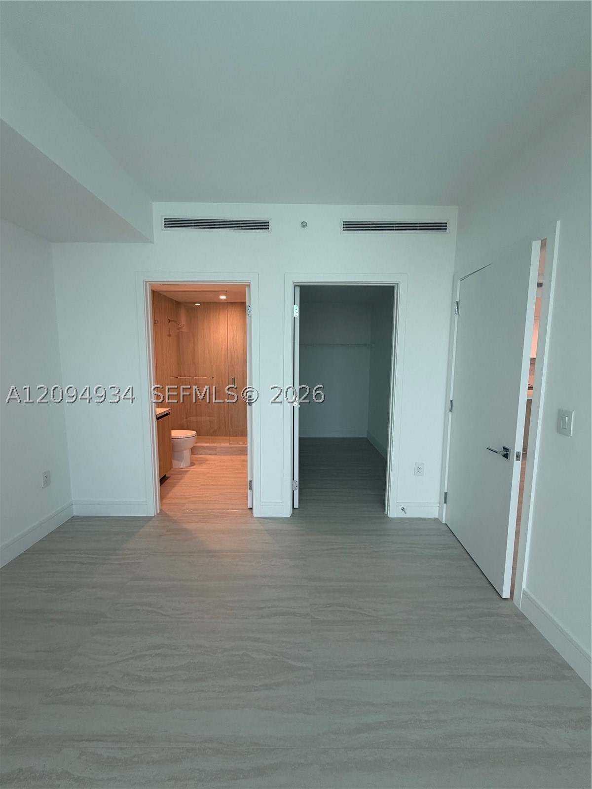 2411 Laguna Cir #2408, Miami FL 33181