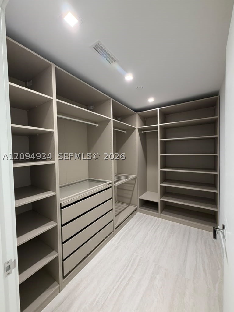 2411 Laguna Cir #2408, Miami FL 33181