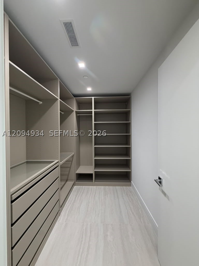 2411 Laguna Cir #2408, Miami FL 33181