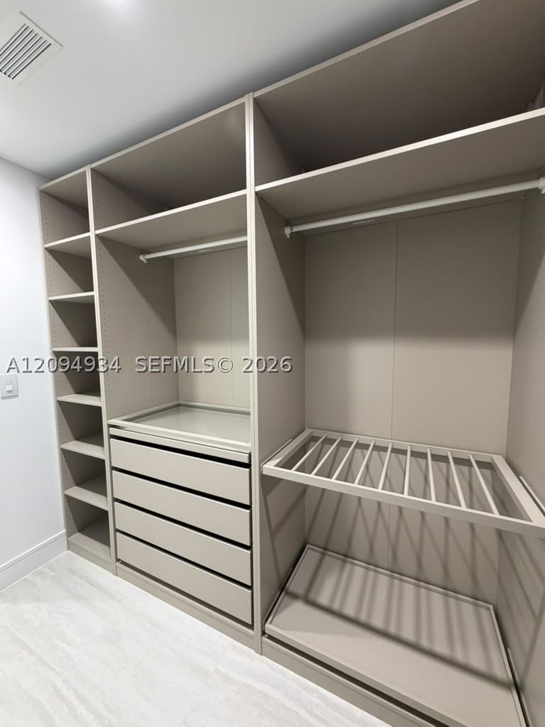2411 Laguna Cir #2408, Miami FL 33181