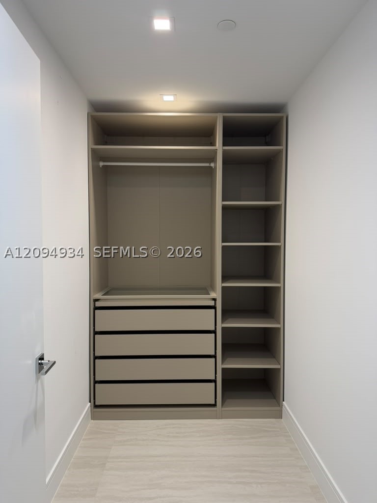2411 Laguna Cir #2408, Miami FL 33181