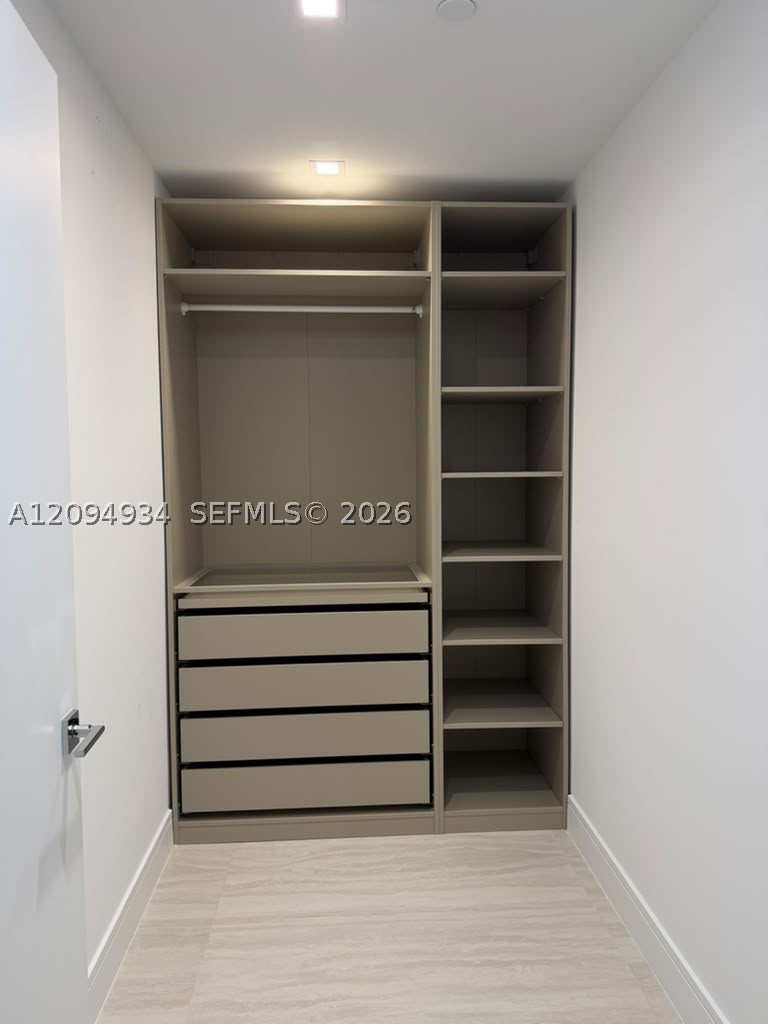 2411 Laguna Cir #2408, Miami FL 33181