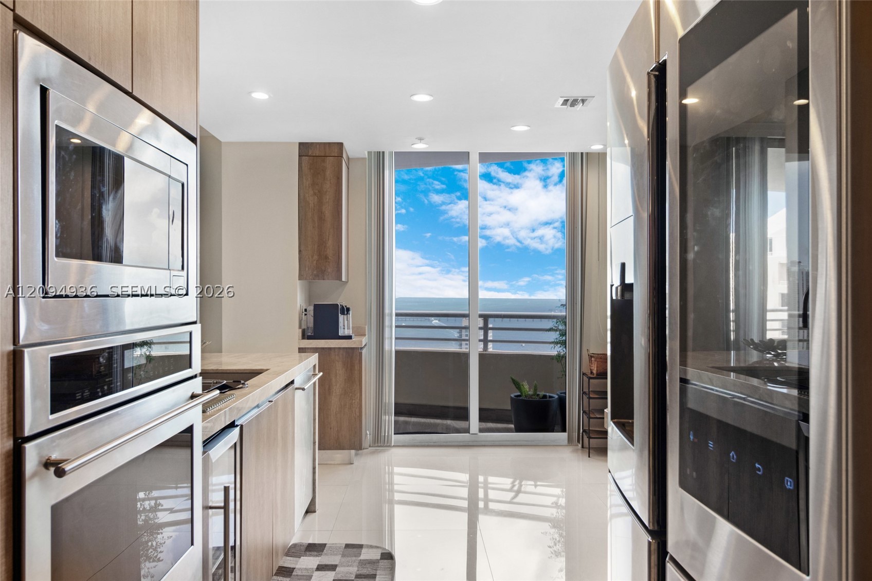 848 Brickell Key Dr #3905, Miami FL 33131