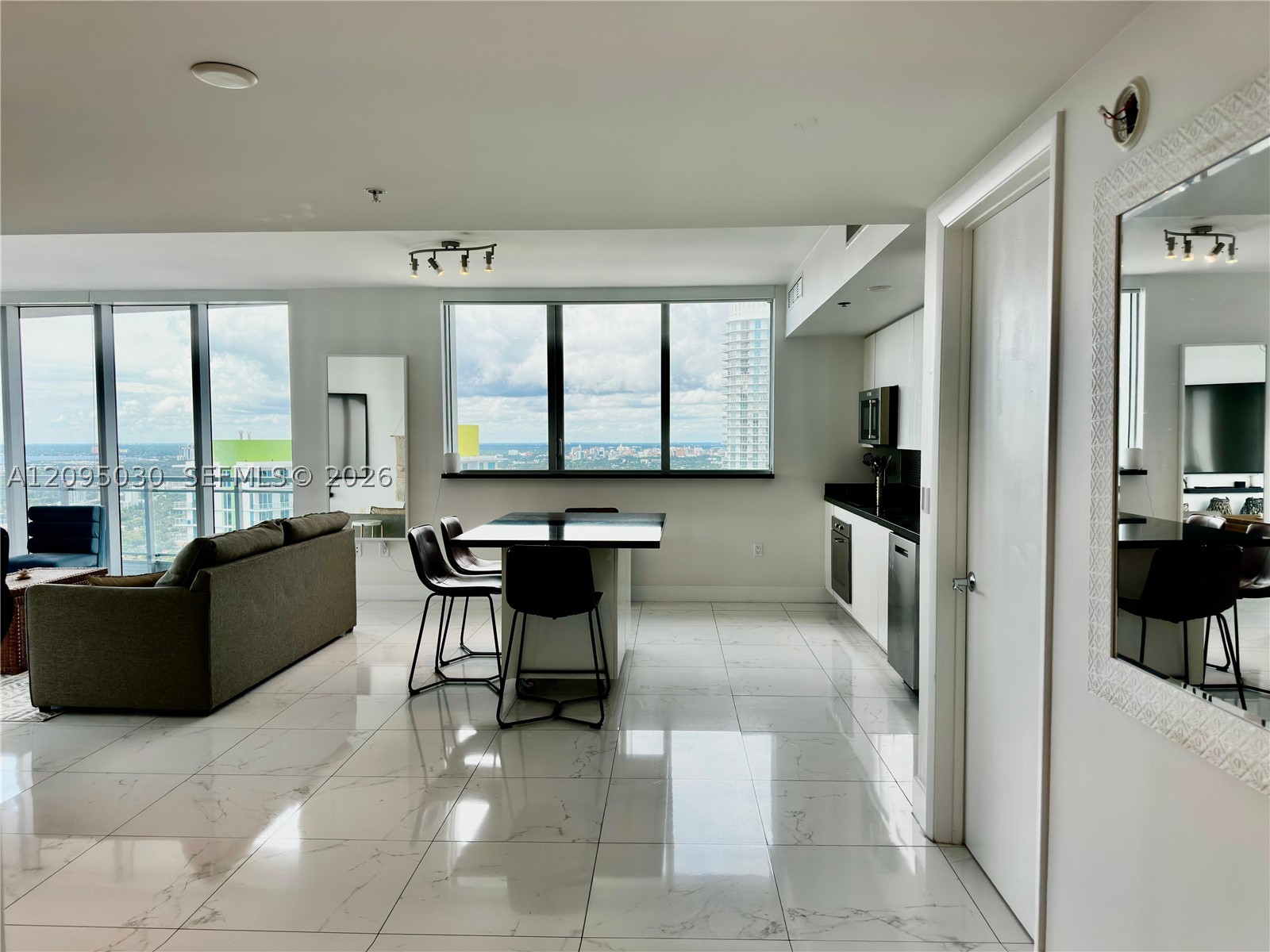 92 SW 3rd St #4905, Miami FL 33130