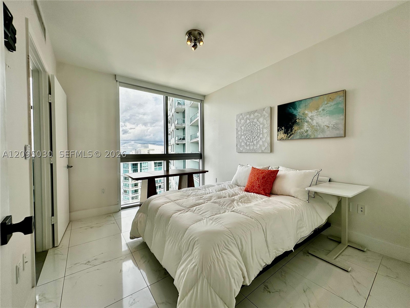 92 SW 3rd St #4905, Miami FL 33130
