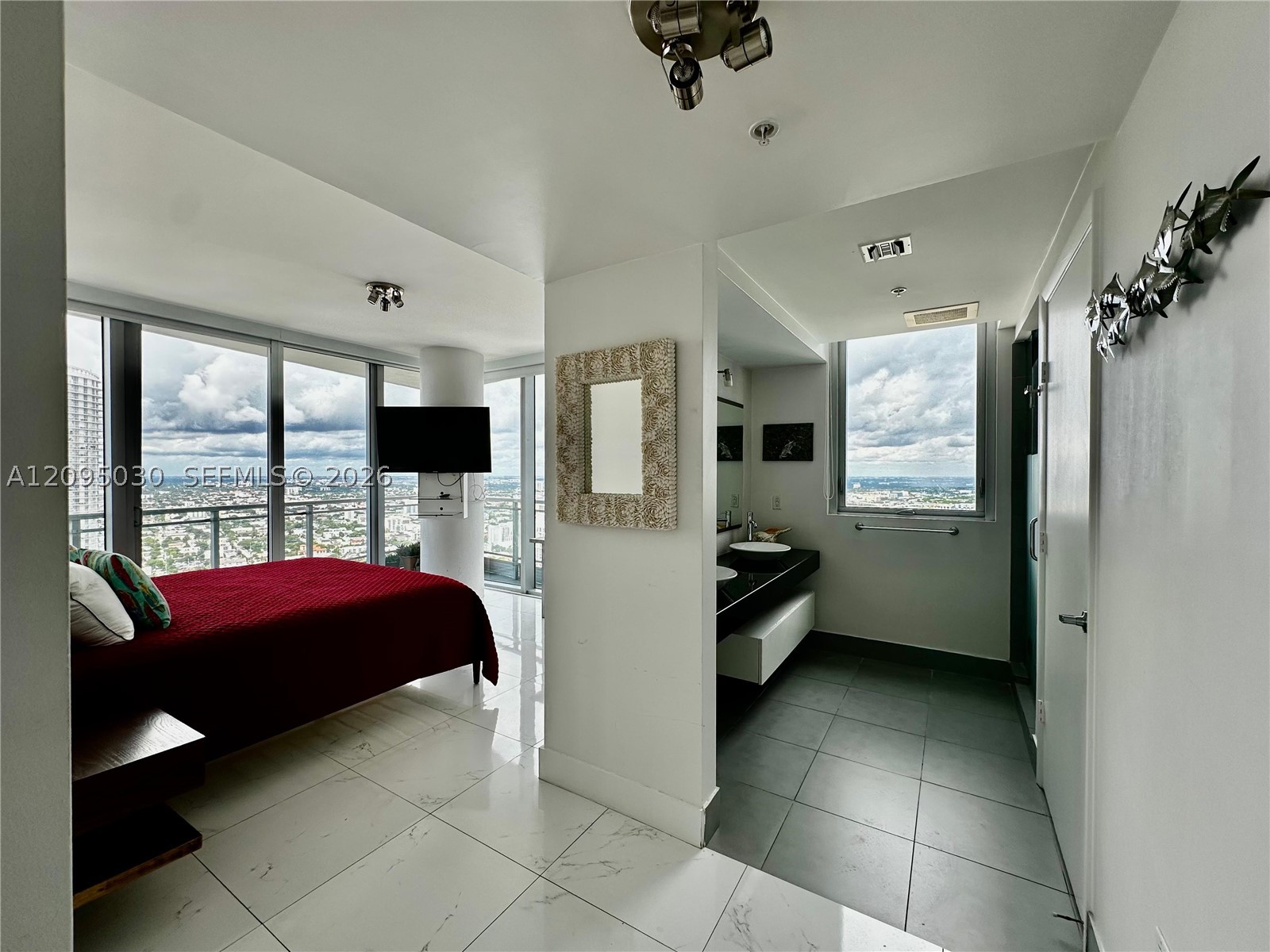 92 SW 3rd St #4905, Miami FL 33130