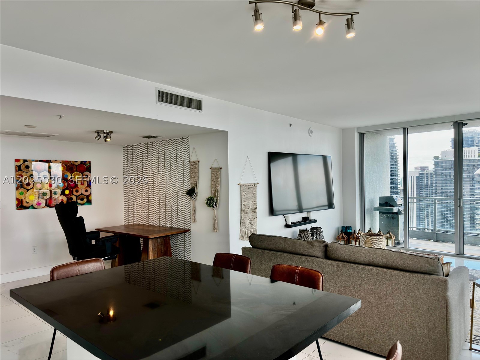 92 SW 3rd St #4905, Miami FL 33130