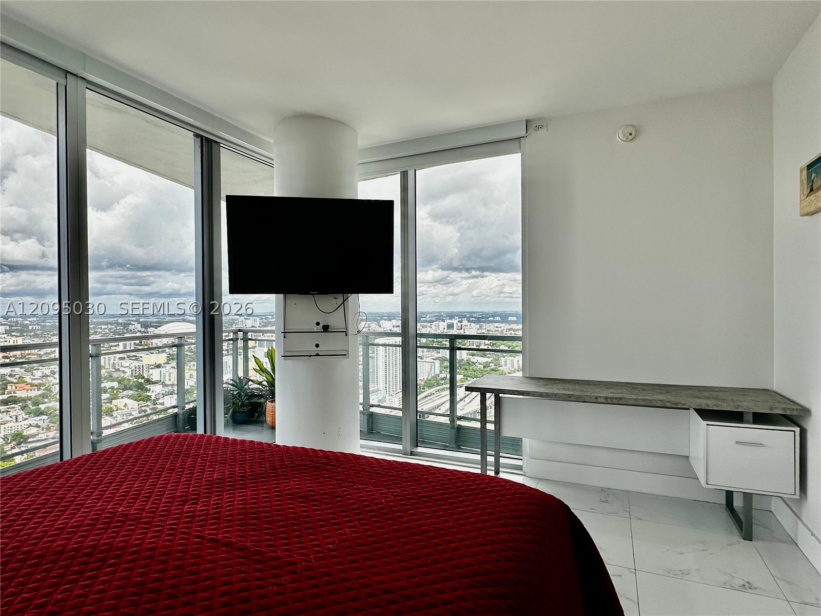 92 SW 3rd St #4905, Miami FL 33130