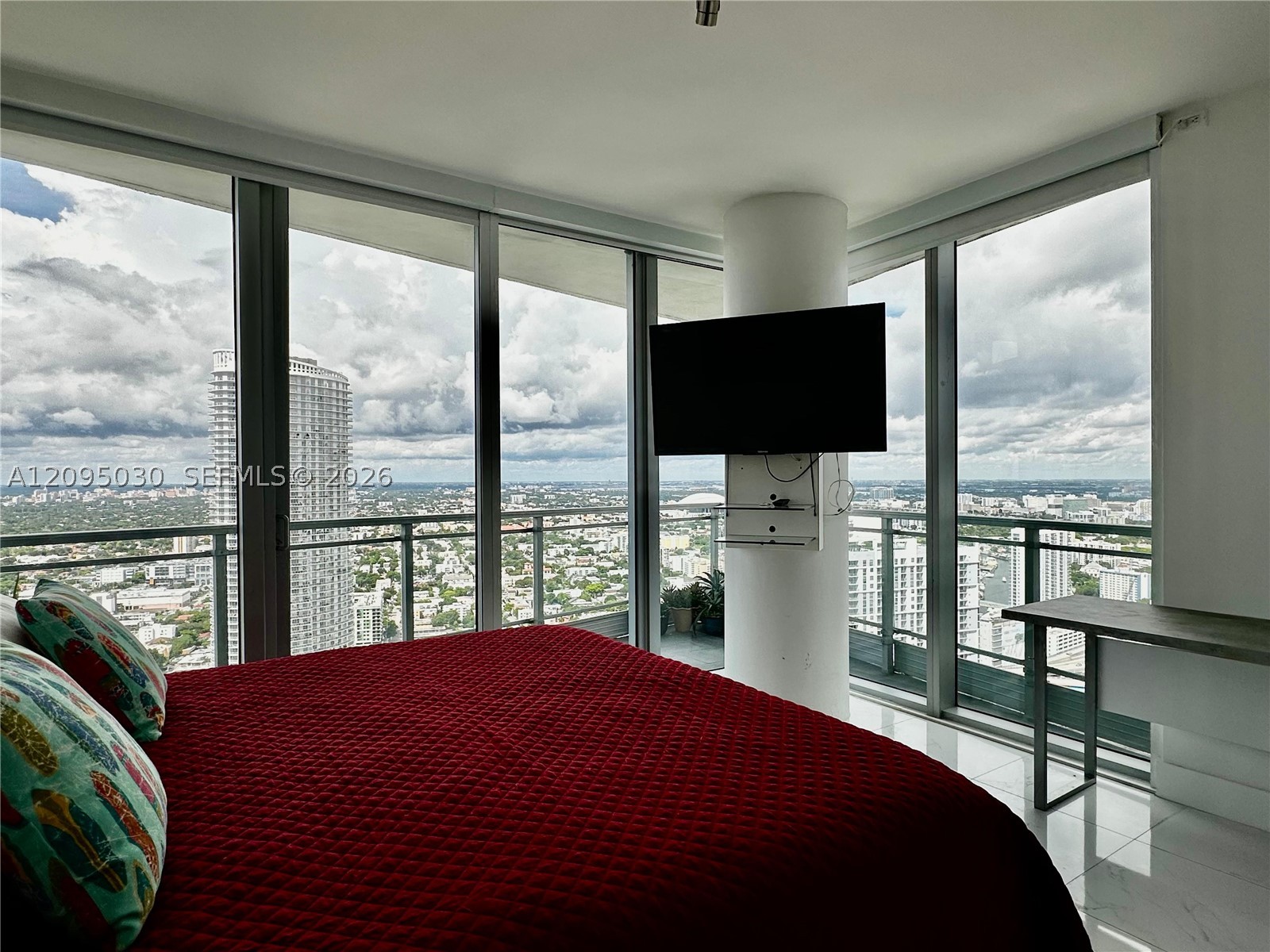 92 SW 3rd St #4905, Miami FL 33130