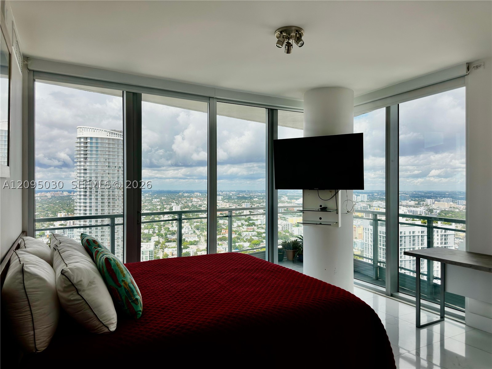 92 SW 3rd St #4905, Miami FL 33130