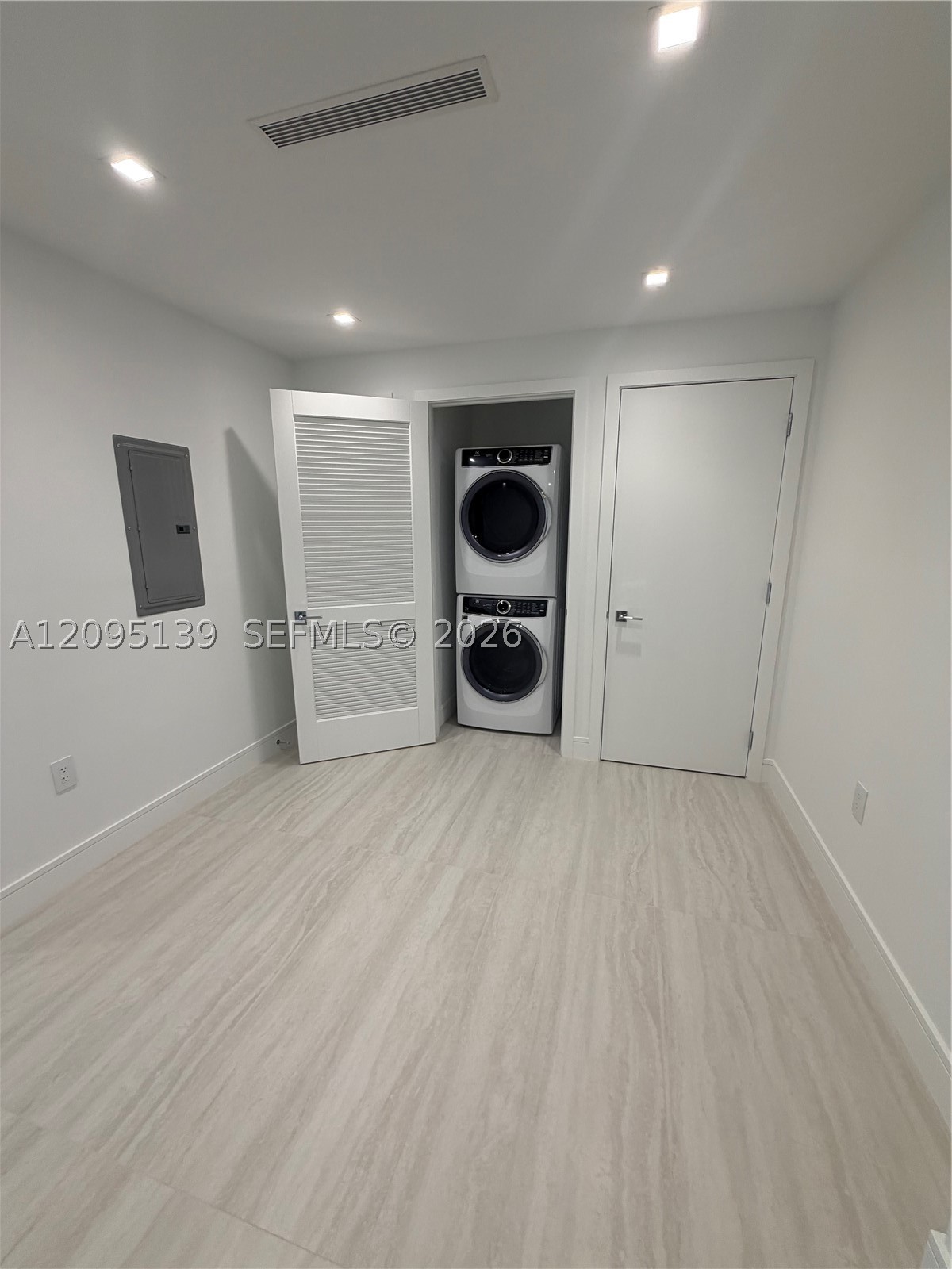 2411 Laguna Cir #2409, North Miami FL 33181