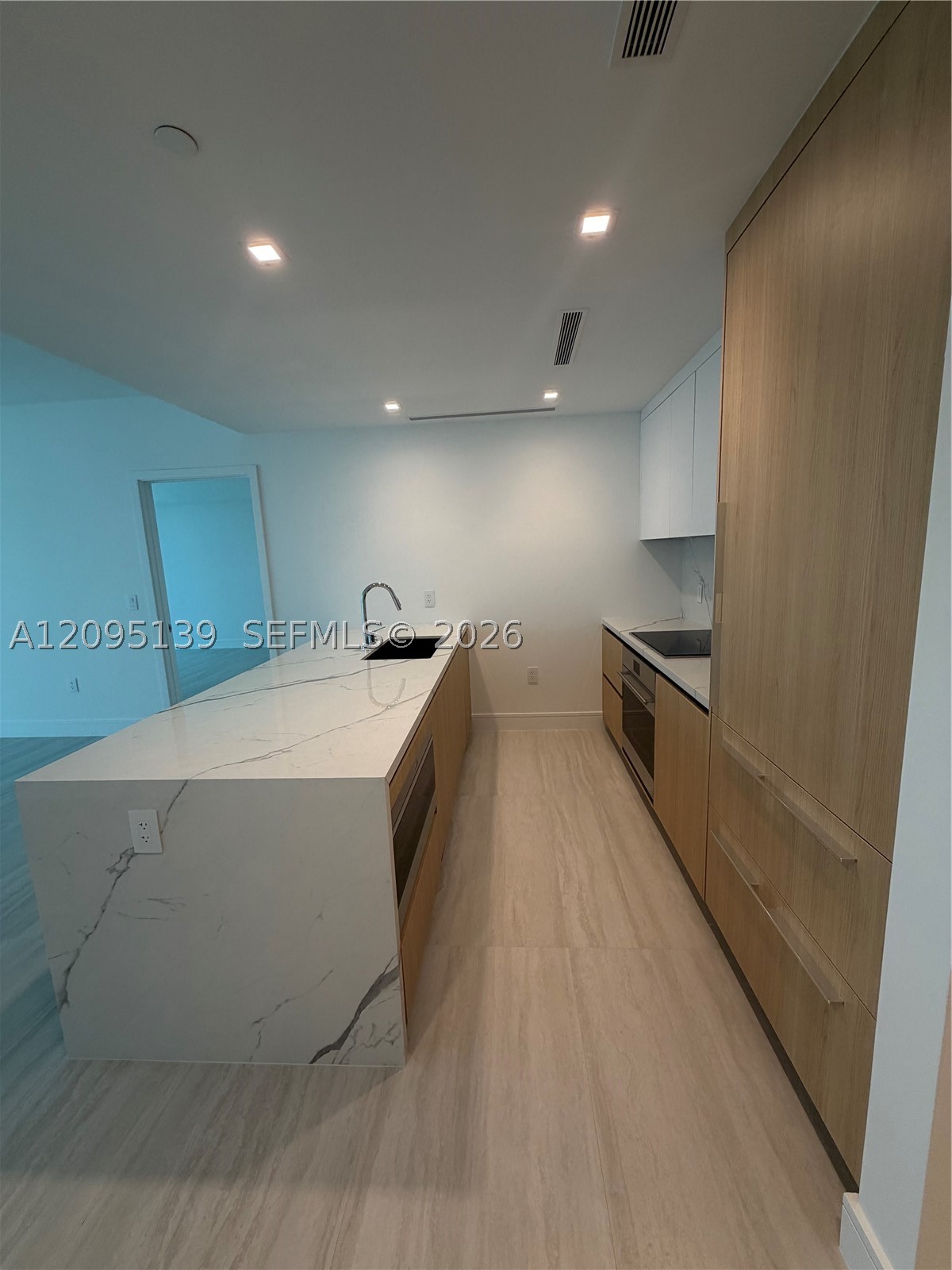 2411 Laguna Cir #2409, North Miami FL 33181