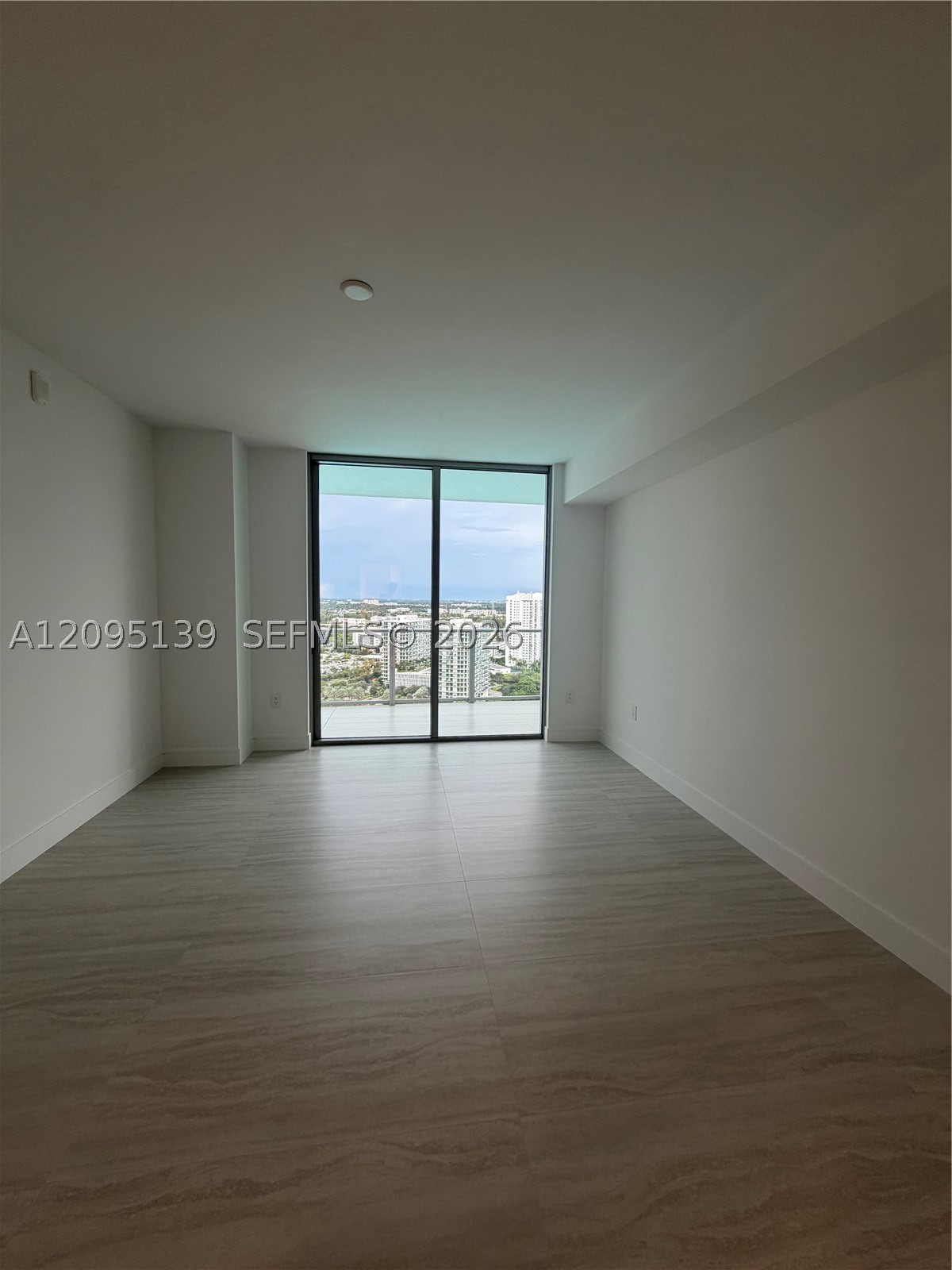2411 Laguna Cir #2409, North Miami FL 33181