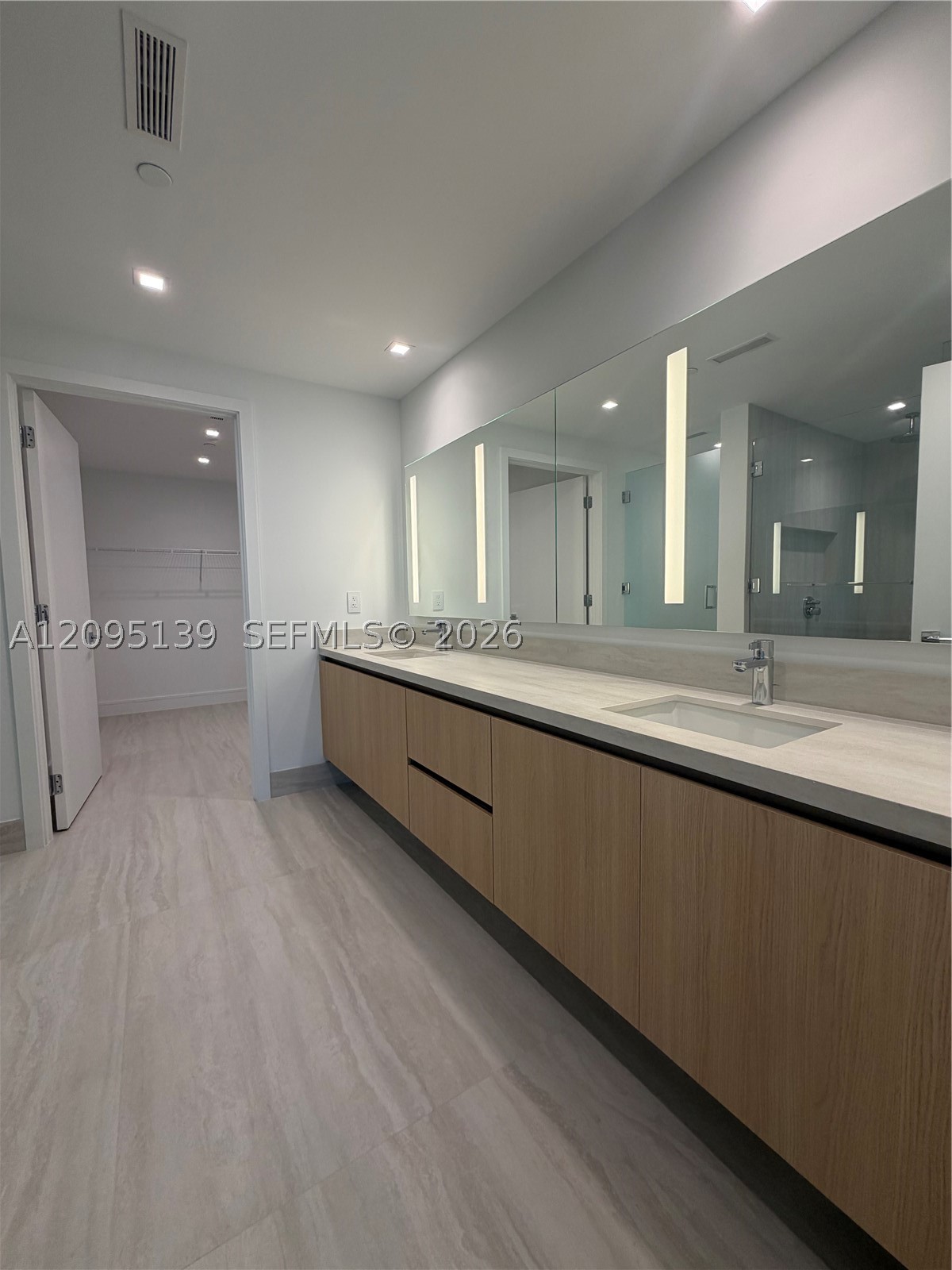 2411 Laguna Cir #2409, North Miami FL 33181