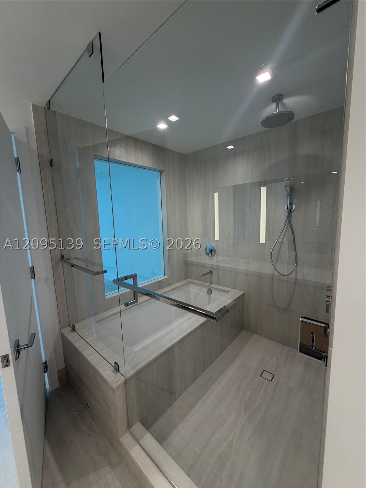 2411 Laguna Cir #2409, North Miami FL 33181