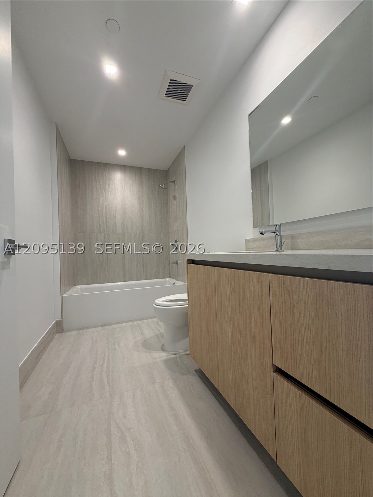2411 Laguna Cir #2409, North Miami FL 33181