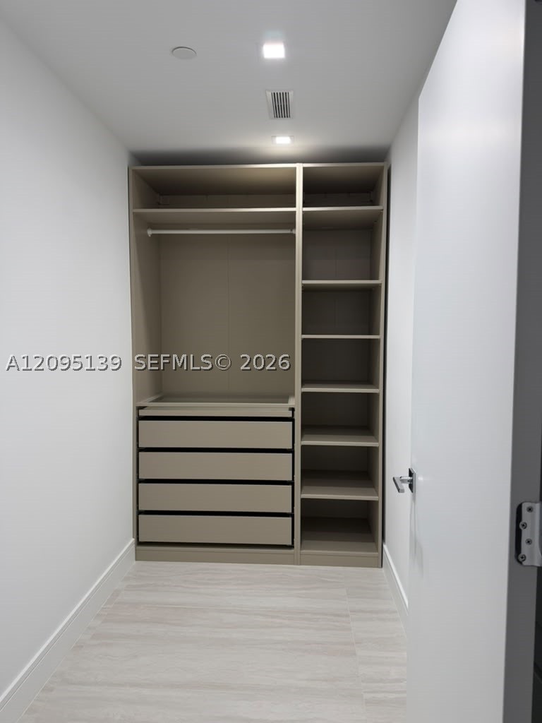 2411 Laguna Cir #2409, North Miami FL 33181