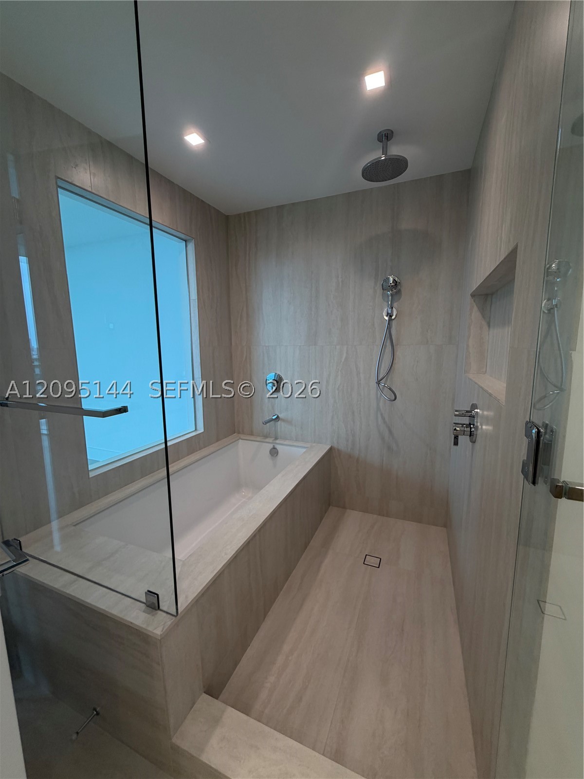 2411 Laguna Cir #2911, North Miami FL 33181