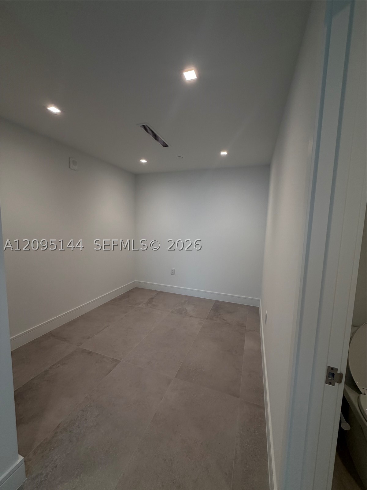 2411 Laguna Cir #2911, North Miami FL 33181