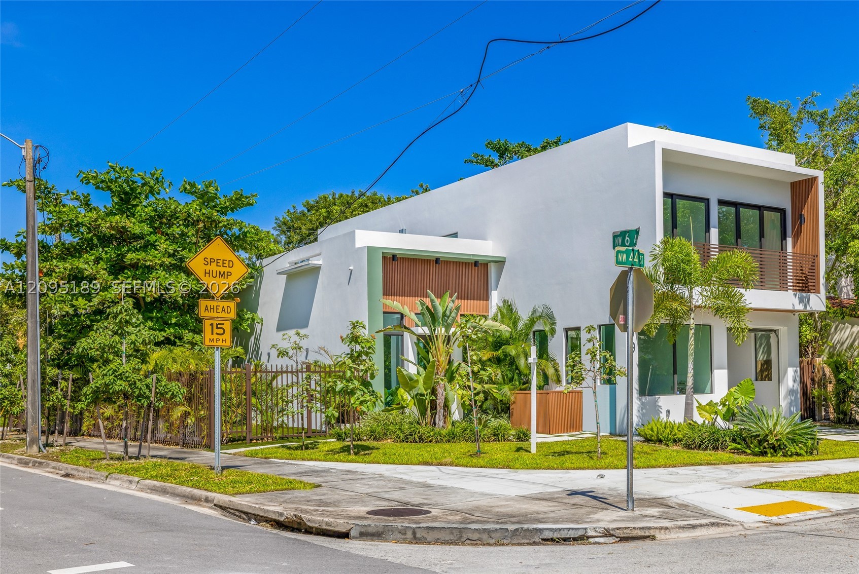 569 NW 44th St, Miami FL 33127