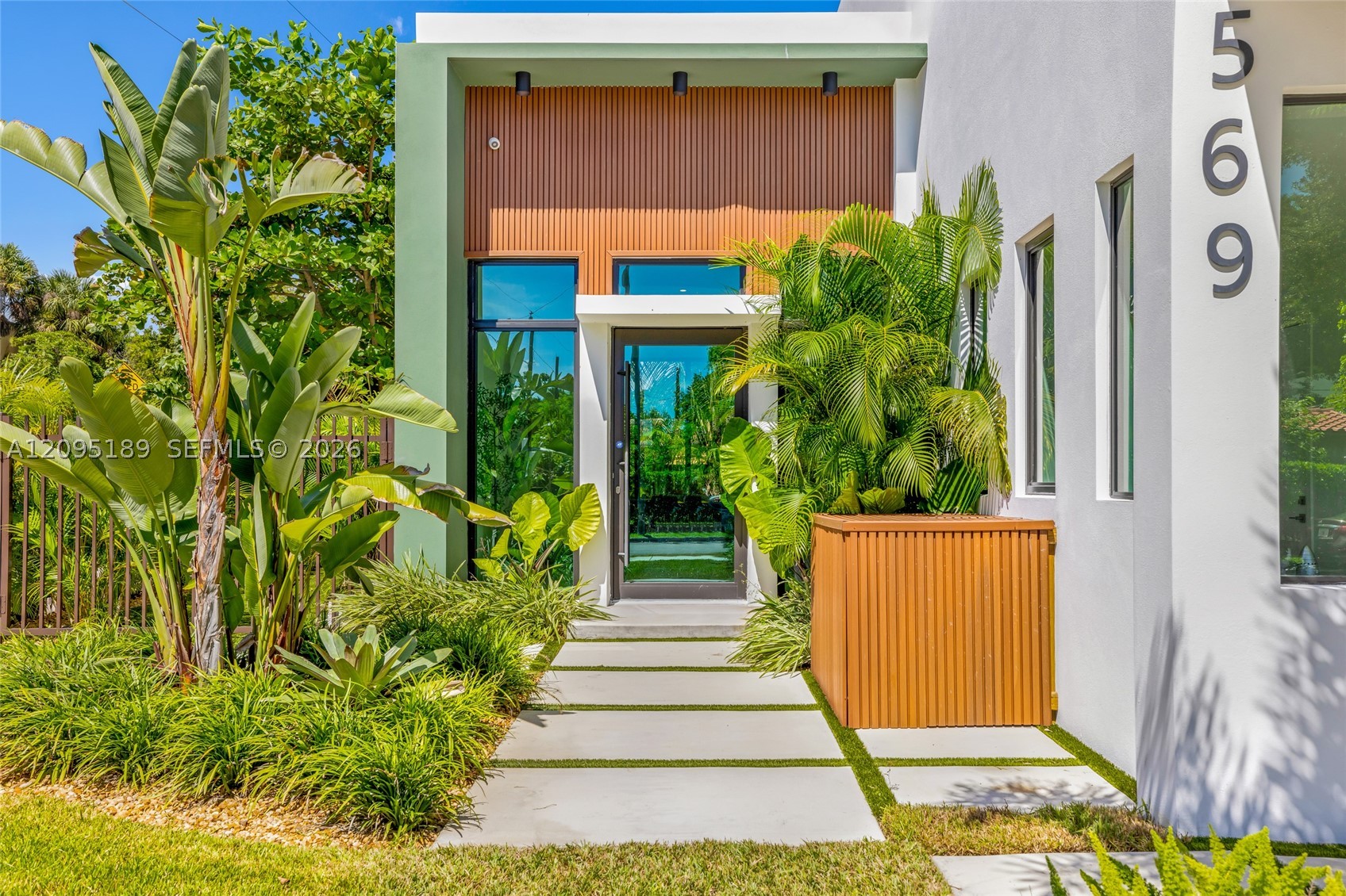 569 NW 44th St, Miami FL 33127