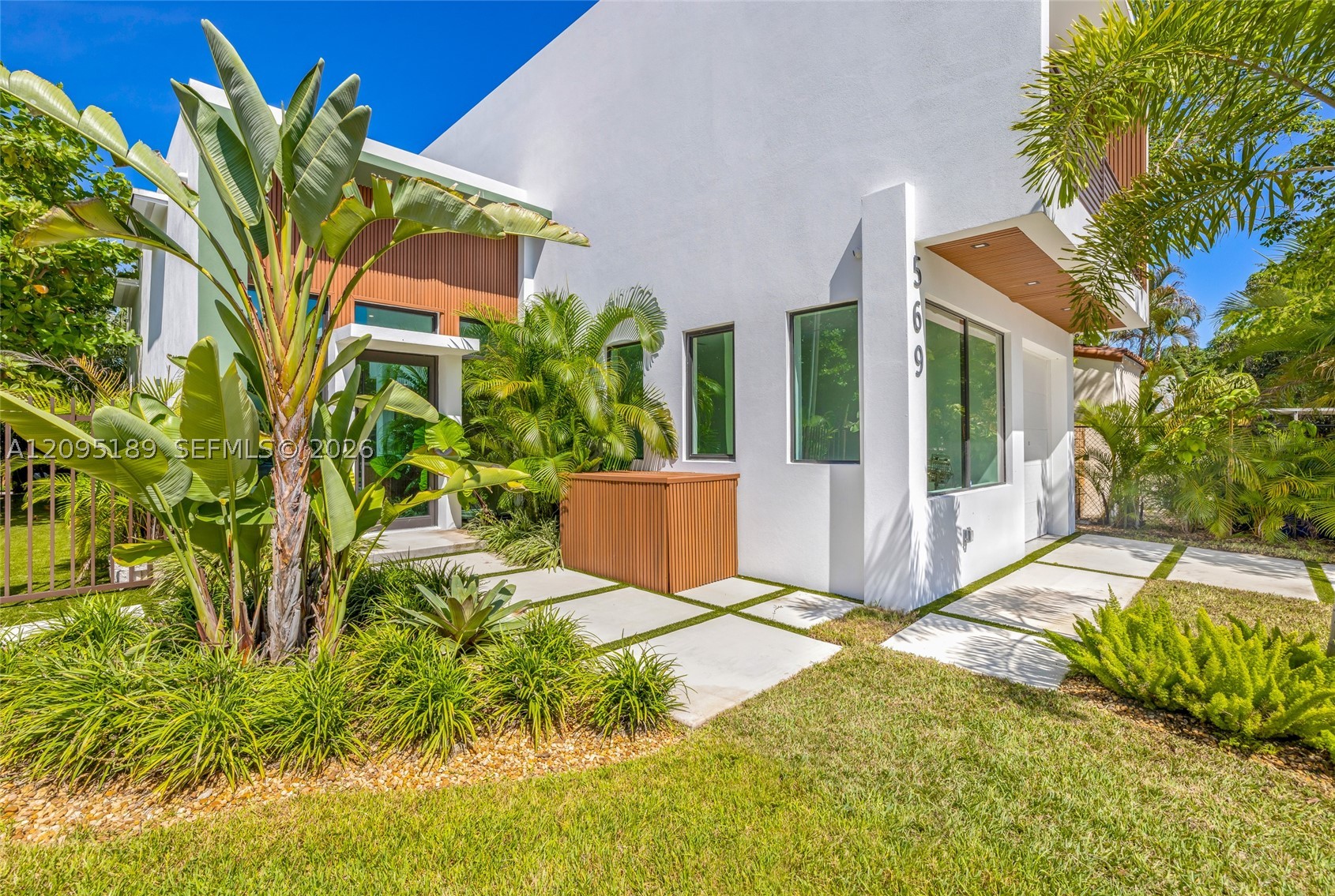 569 NW 44th St, Miami FL 33127