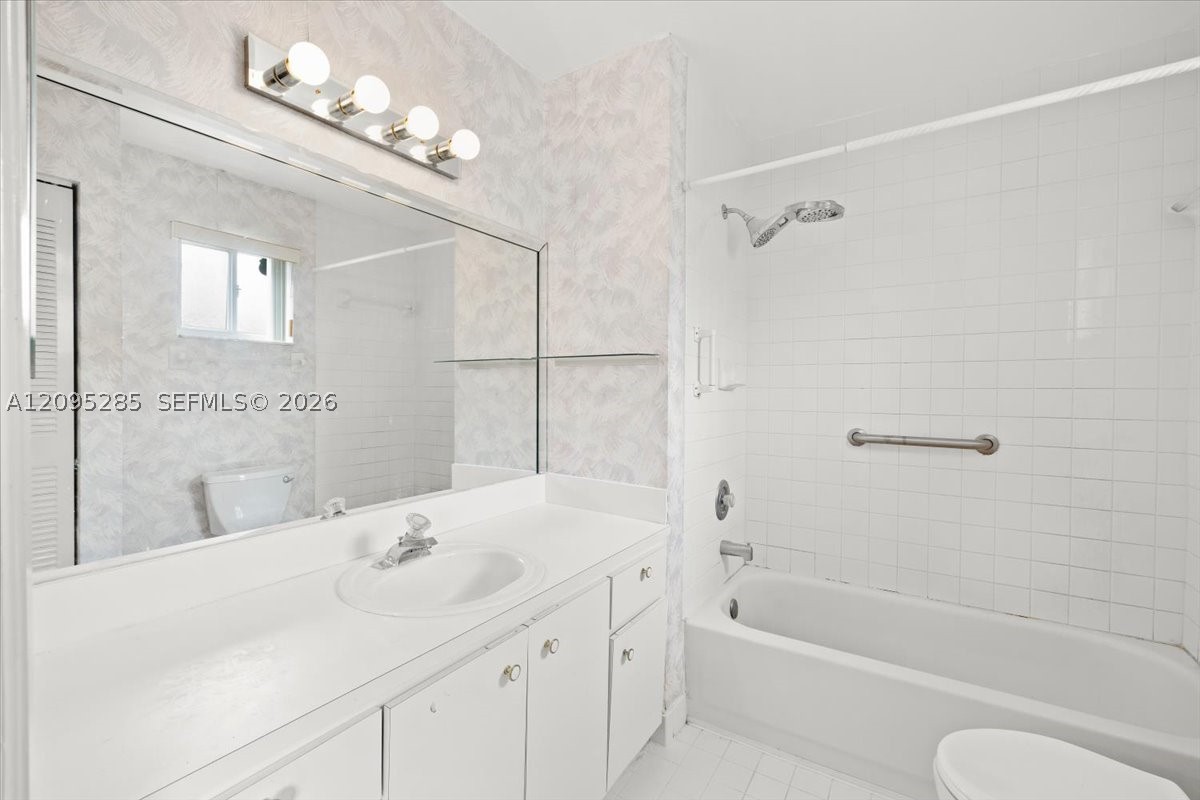 3554 W 80th St #202, Hialeah FL 33018