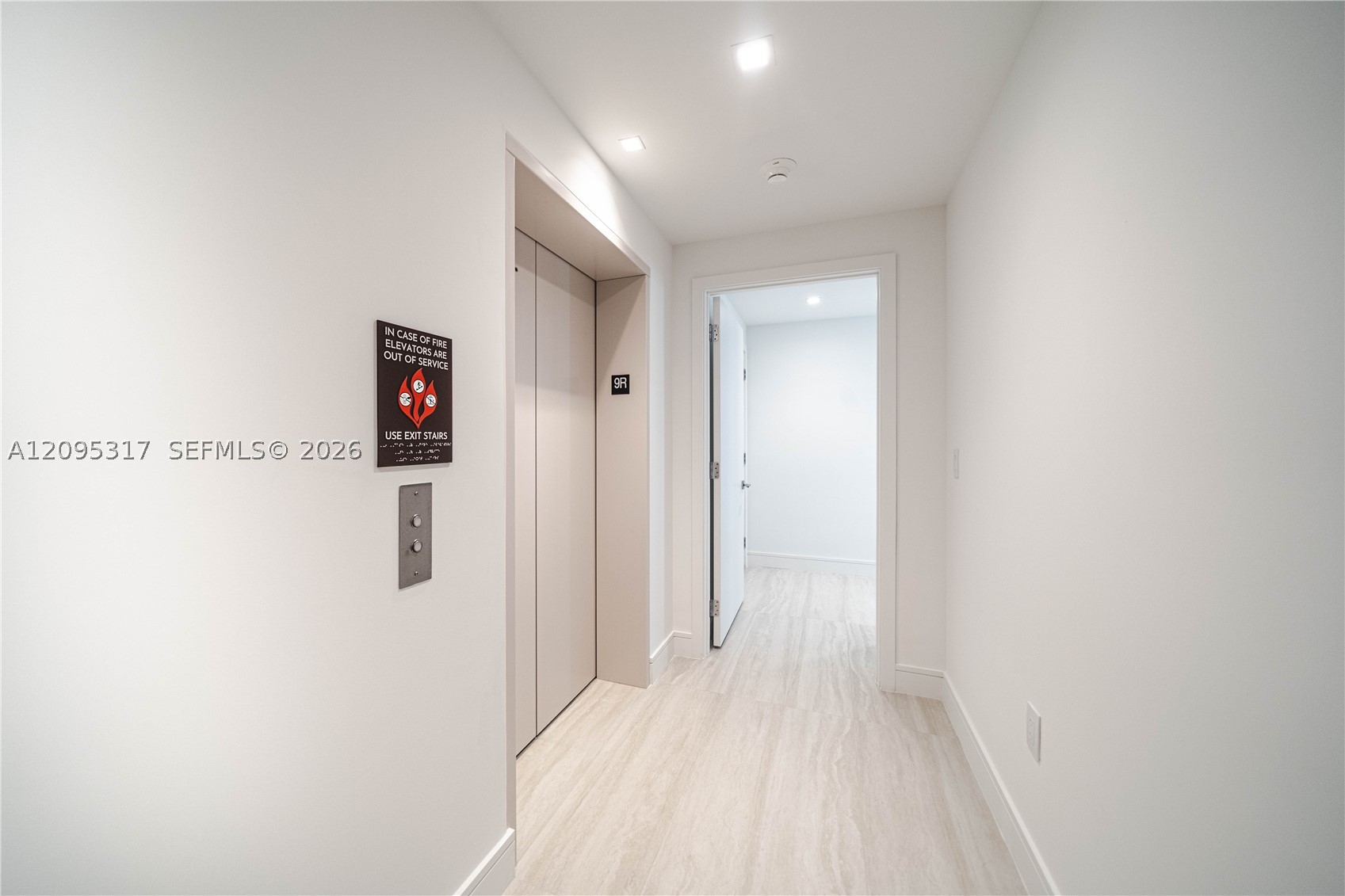 2411 LAGUNA CIRCLE #906, North Miami Beach FL 33181