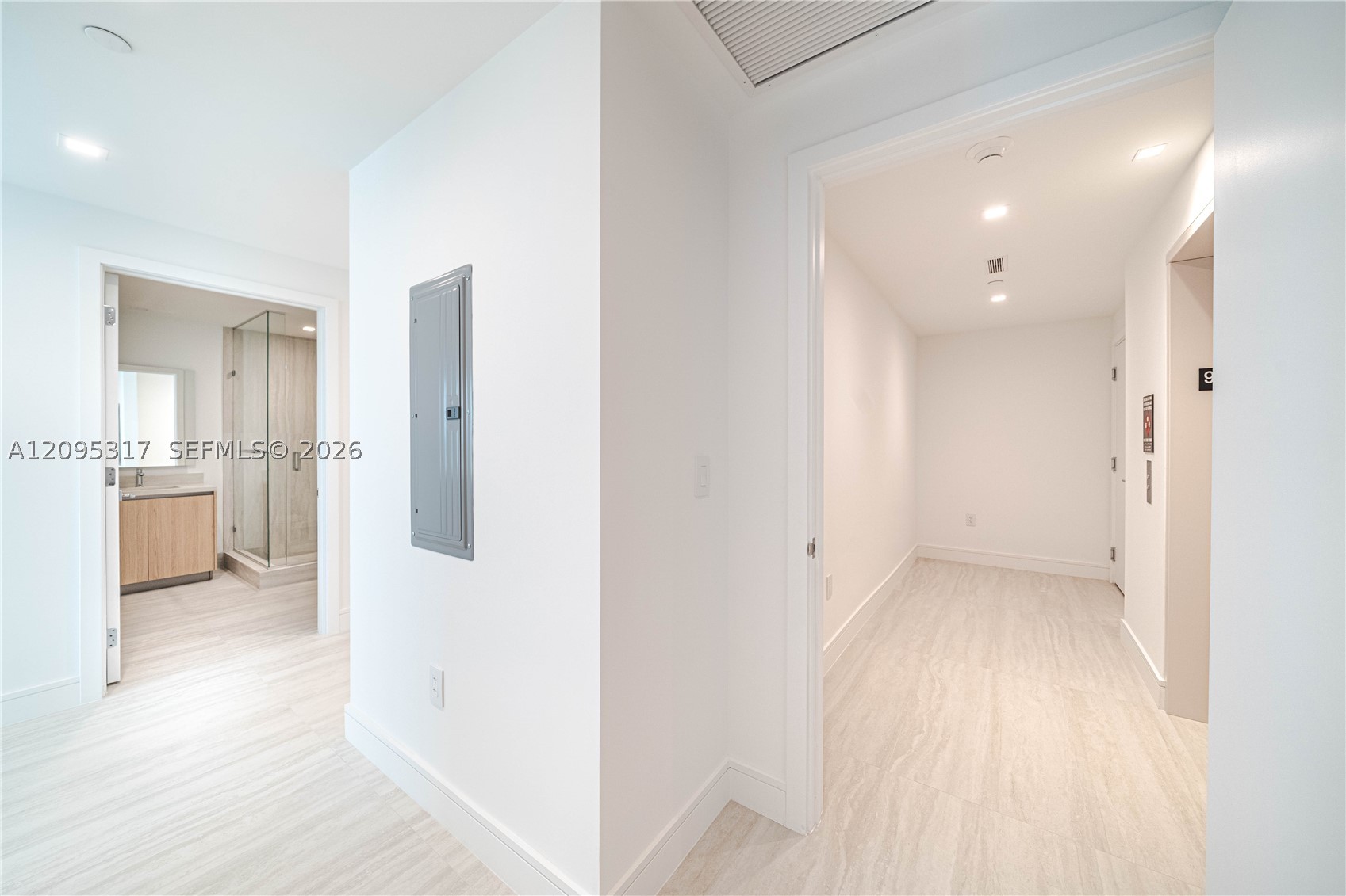 2411 LAGUNA CIRCLE #906, North Miami Beach FL 33181