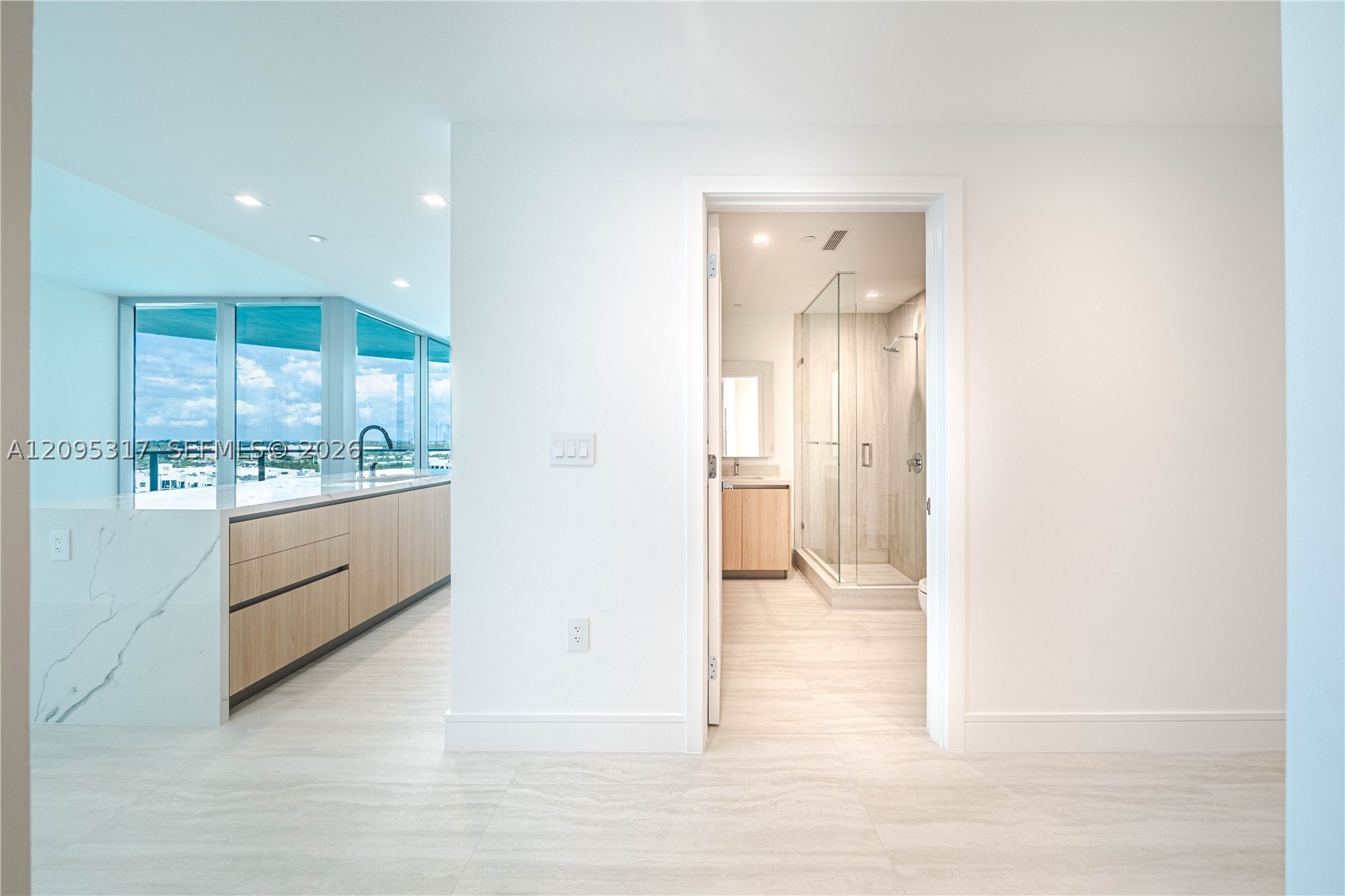 2411 LAGUNA CIRCLE #906, North Miami Beach FL 33181