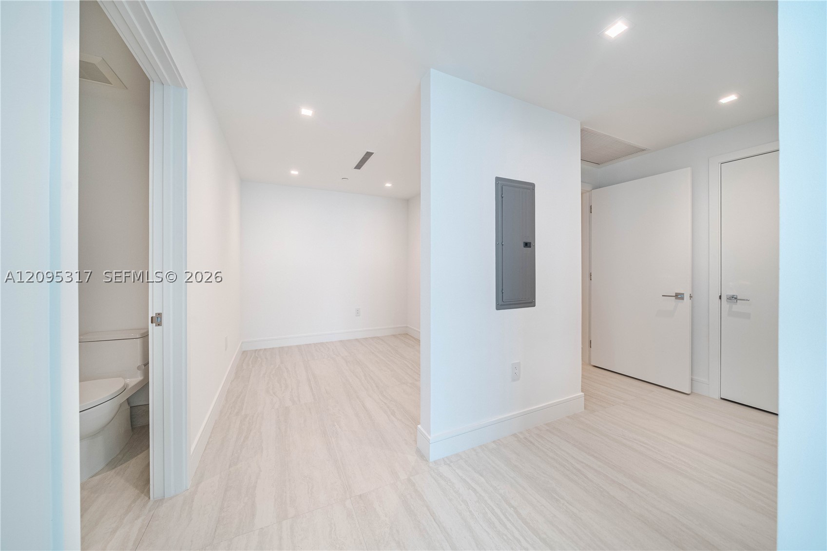 2411 LAGUNA CIRCLE #906, North Miami Beach FL 33181