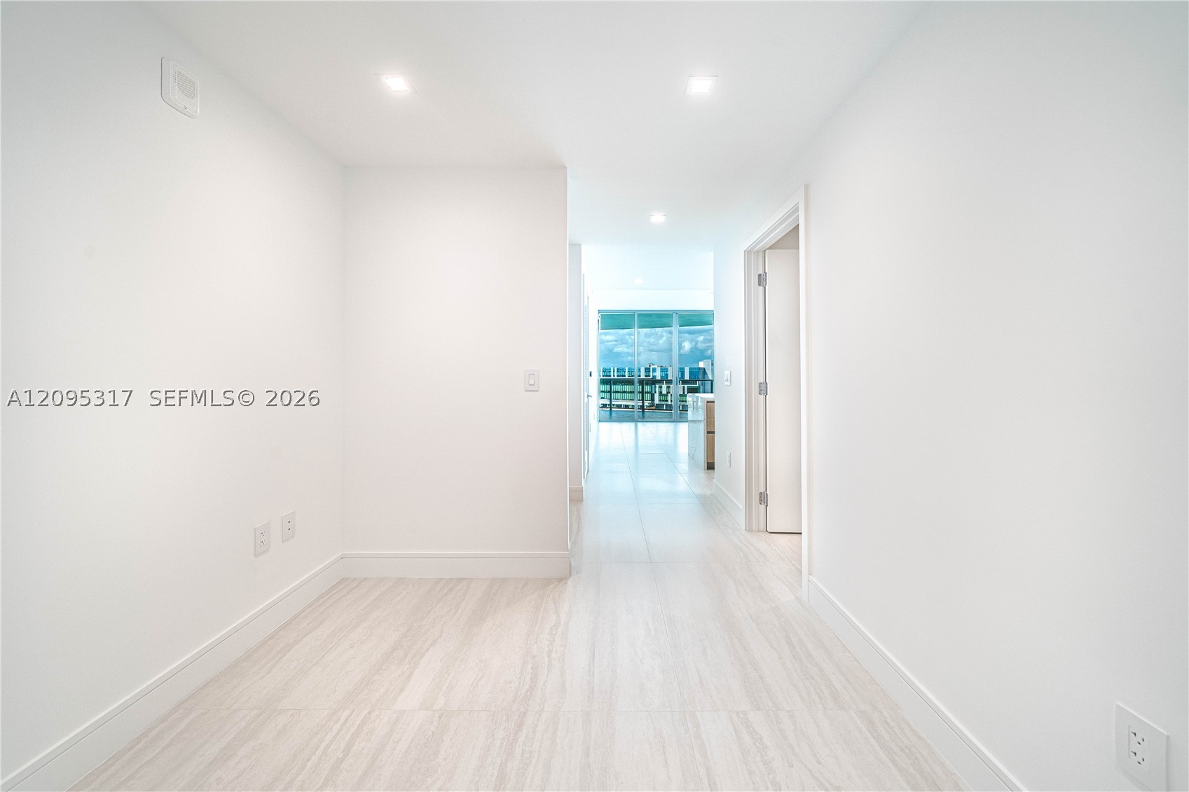 2411 LAGUNA CIRCLE #906, North Miami Beach FL 33181