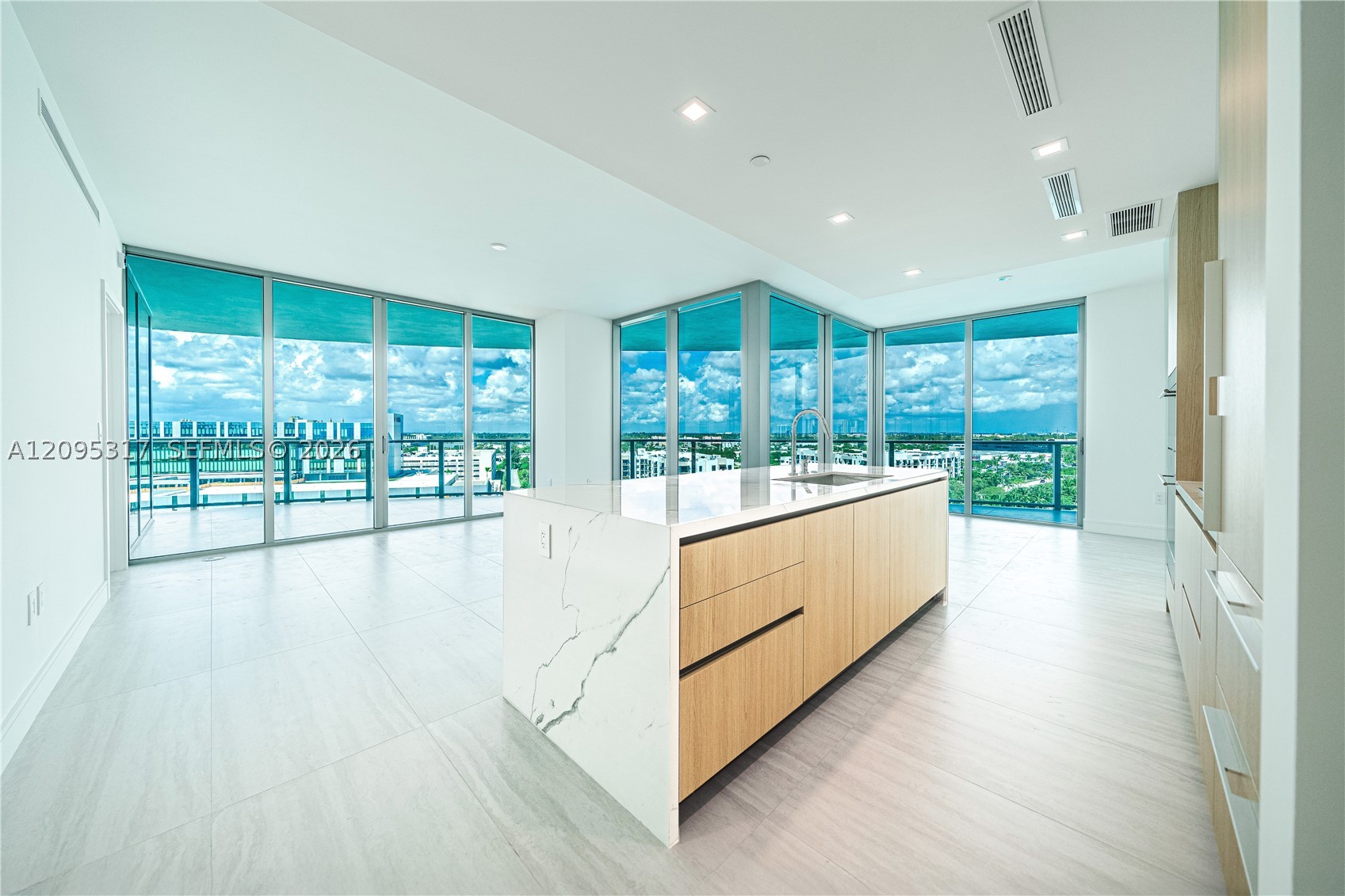 2411 LAGUNA CIRCLE #906, North Miami Beach FL 33181