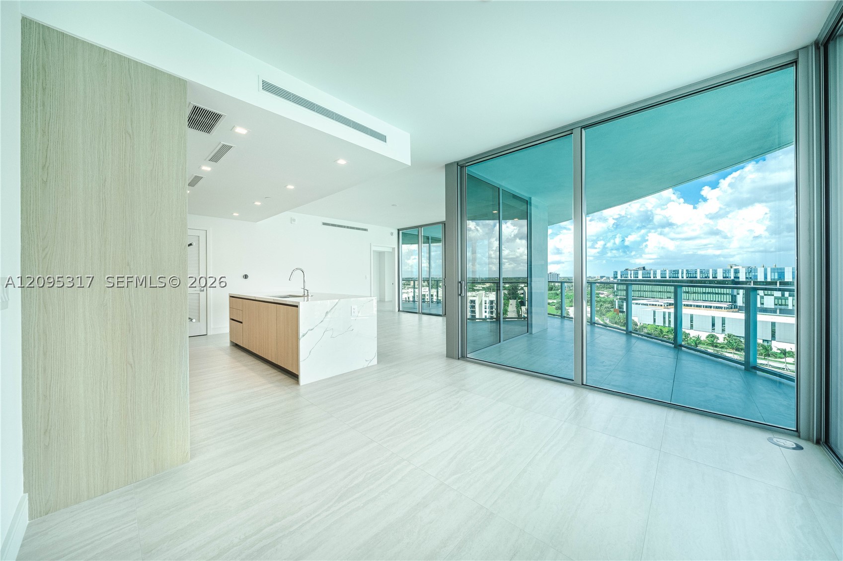 2411 LAGUNA CIRCLE #906, North Miami Beach FL 33181