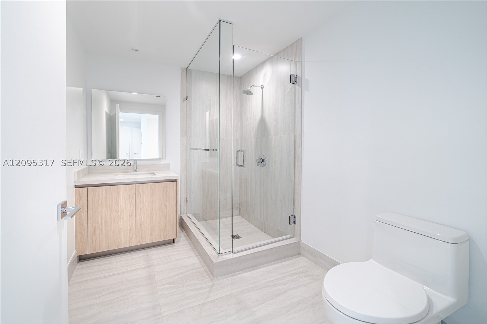 2411 LAGUNA CIRCLE #906, North Miami Beach FL 33181
