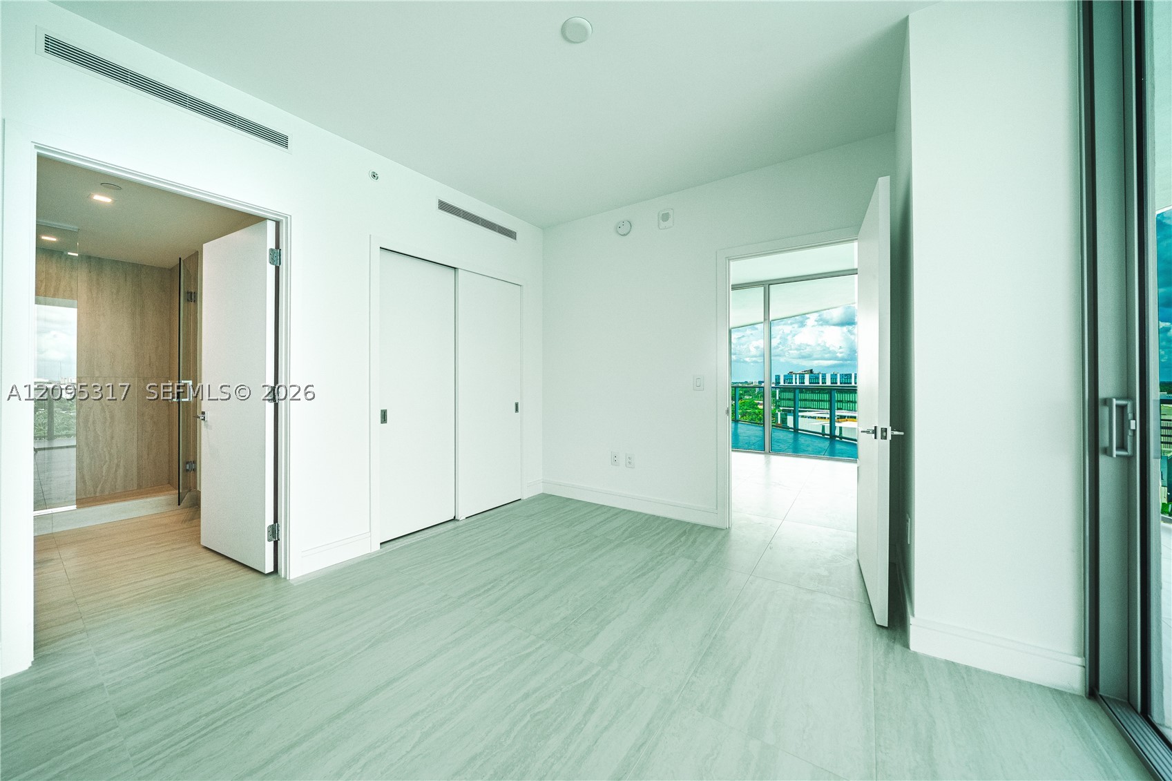 2411 LAGUNA CIRCLE #906, North Miami Beach FL 33181