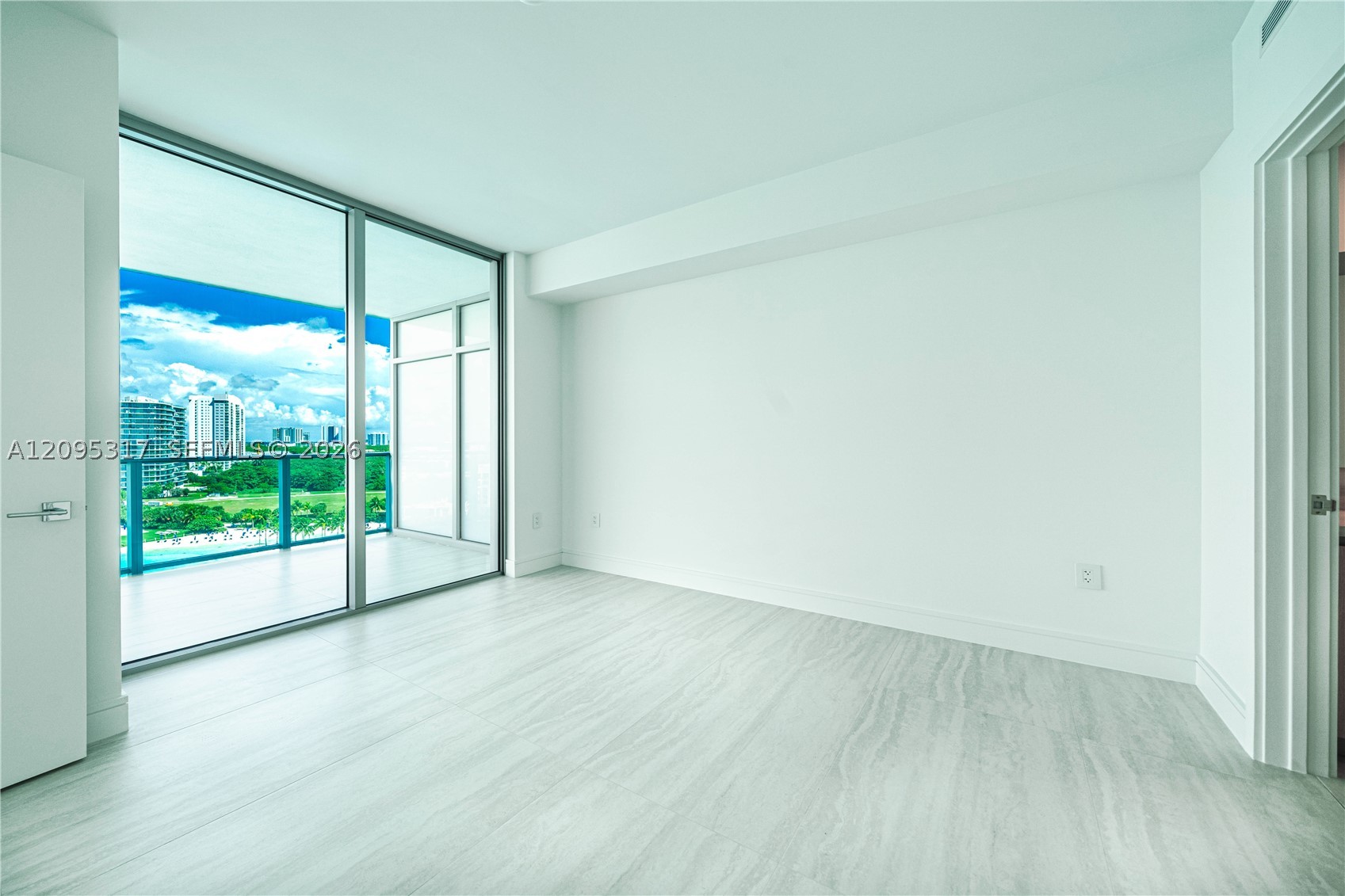 2411 LAGUNA CIRCLE #906, North Miami Beach FL 33181