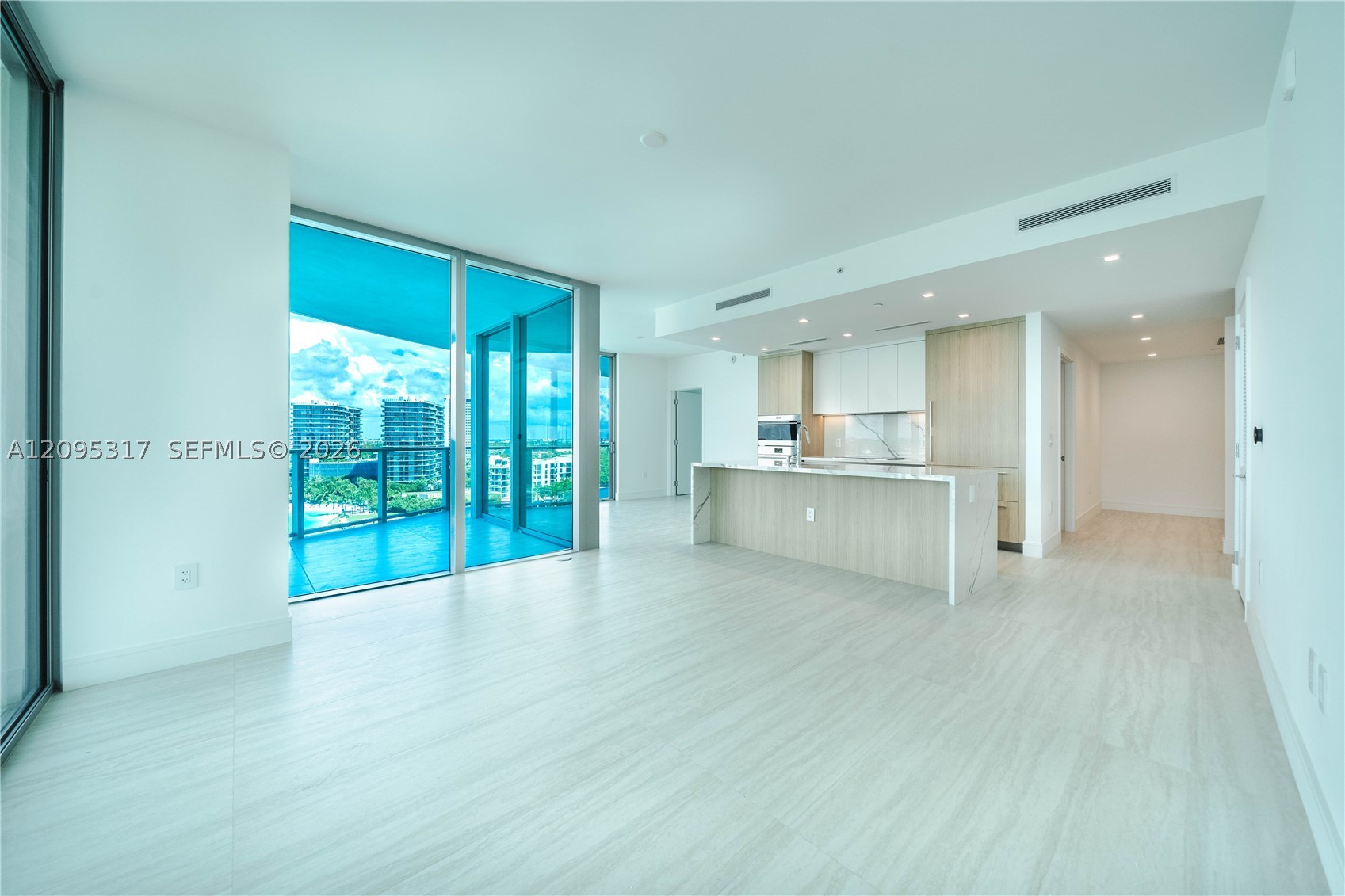 2411 LAGUNA CIRCLE #906, North Miami Beach FL 33181