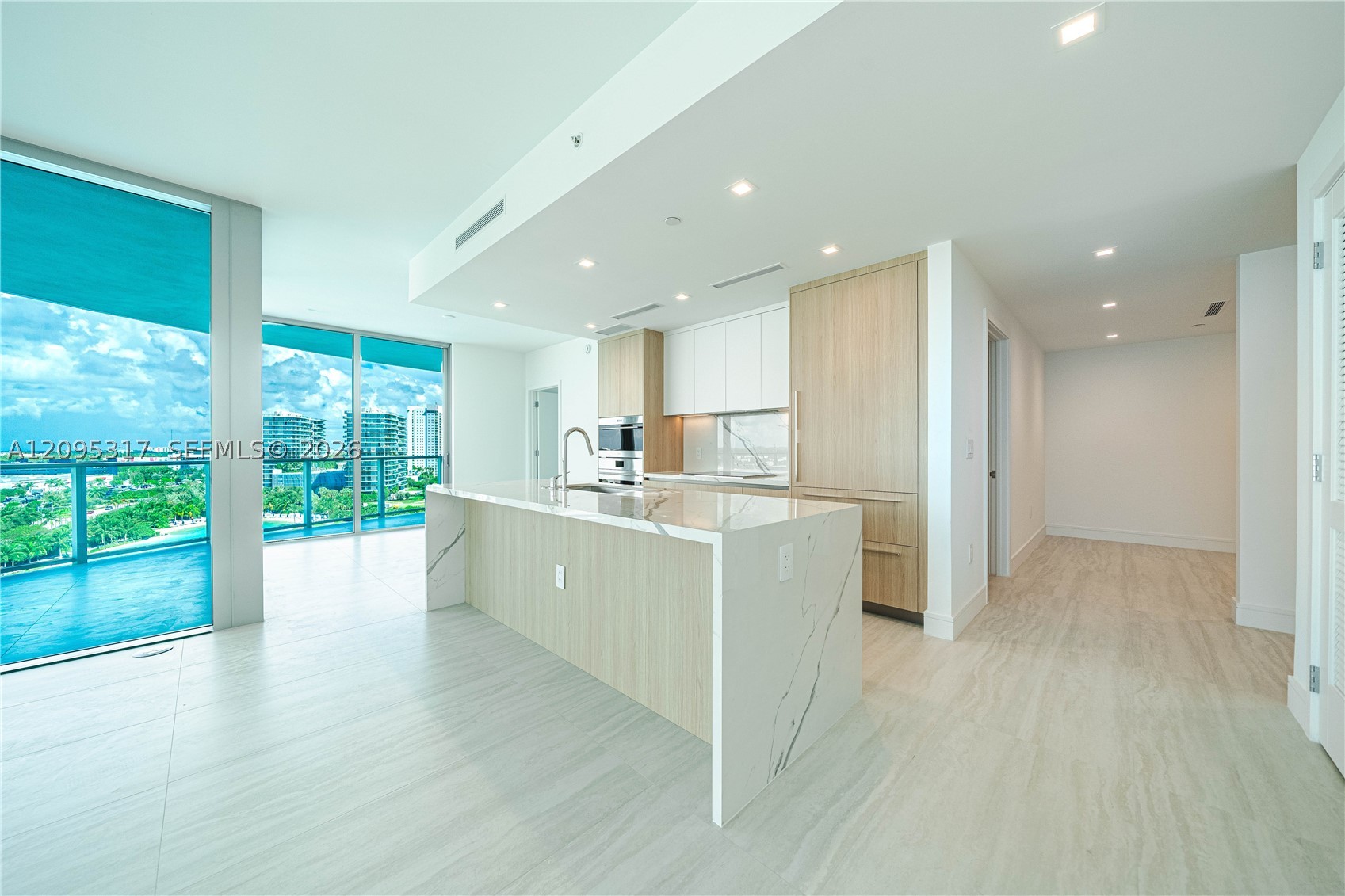 2411 LAGUNA CIRCLE #906, North Miami Beach FL 33181