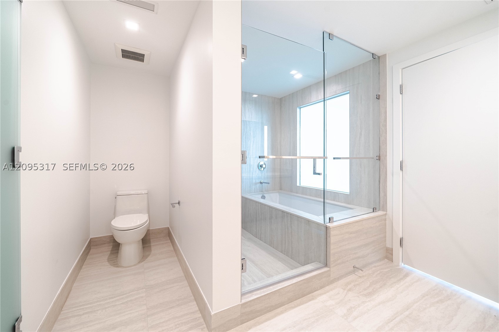 2411 LAGUNA CIRCLE #906, North Miami Beach FL 33181