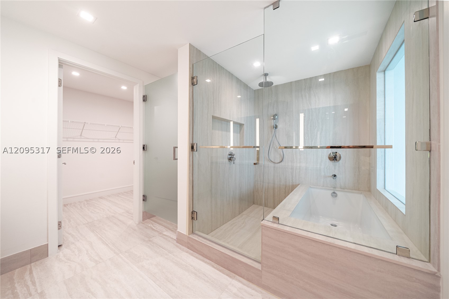 2411 LAGUNA CIRCLE #906, North Miami Beach FL 33181
