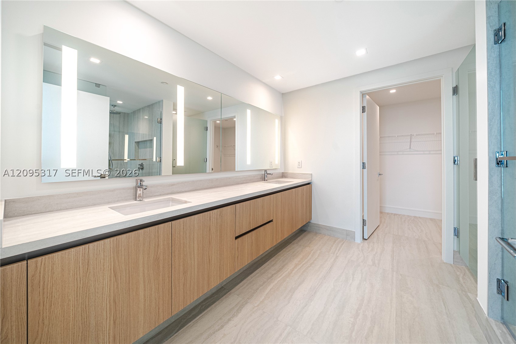 2411 LAGUNA CIRCLE #906, North Miami Beach FL 33181