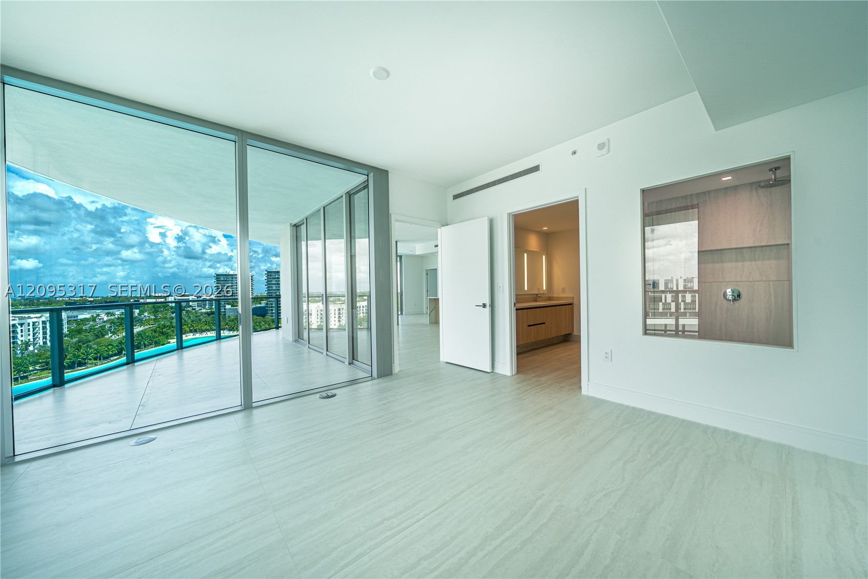 2411 LAGUNA CIRCLE #906, North Miami Beach FL 33181
