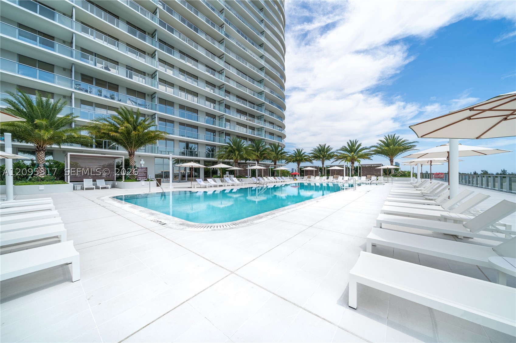 2411 LAGUNA CIRCLE #906, North Miami Beach FL 33181
