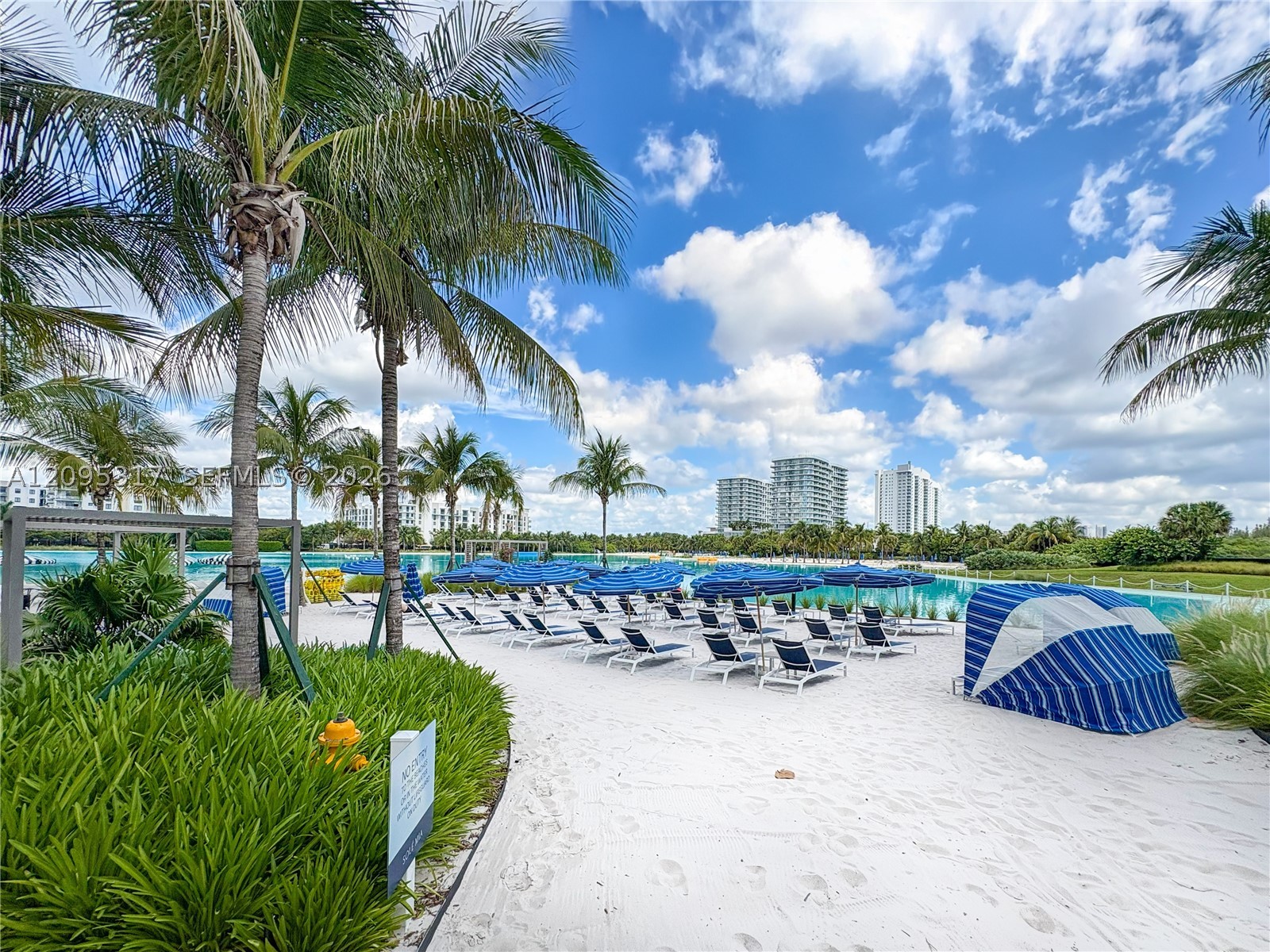 2411 LAGUNA CIRCLE #906, North Miami Beach FL 33181