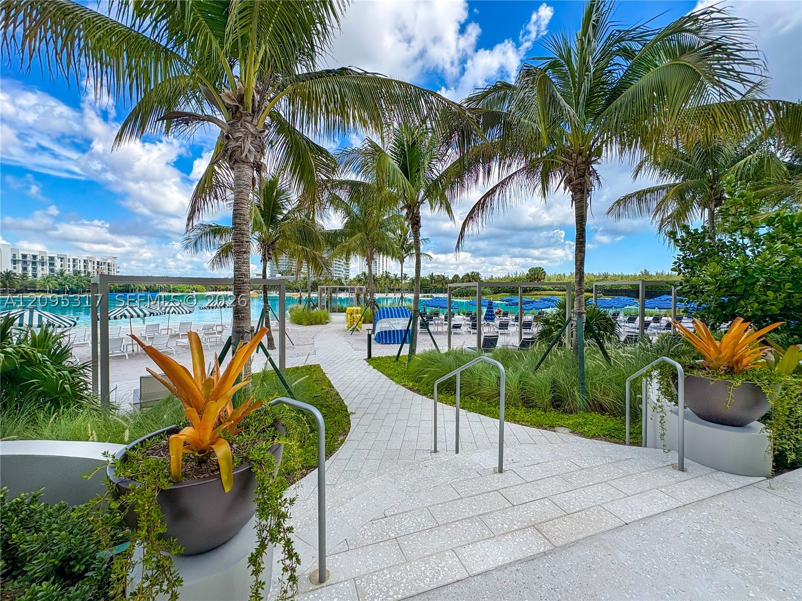 2411 LAGUNA CIRCLE #906, North Miami Beach FL 33181