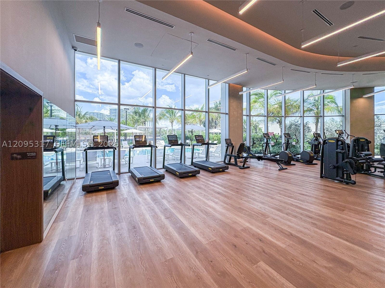 2411 LAGUNA CIRCLE #906, North Miami Beach FL 33181