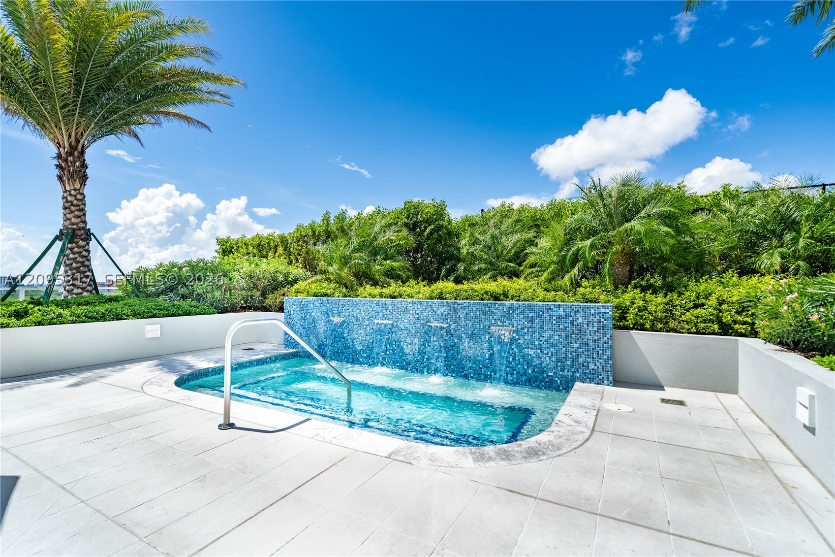 2411 LAGUNA CIRCLE #906, North Miami Beach FL 33181